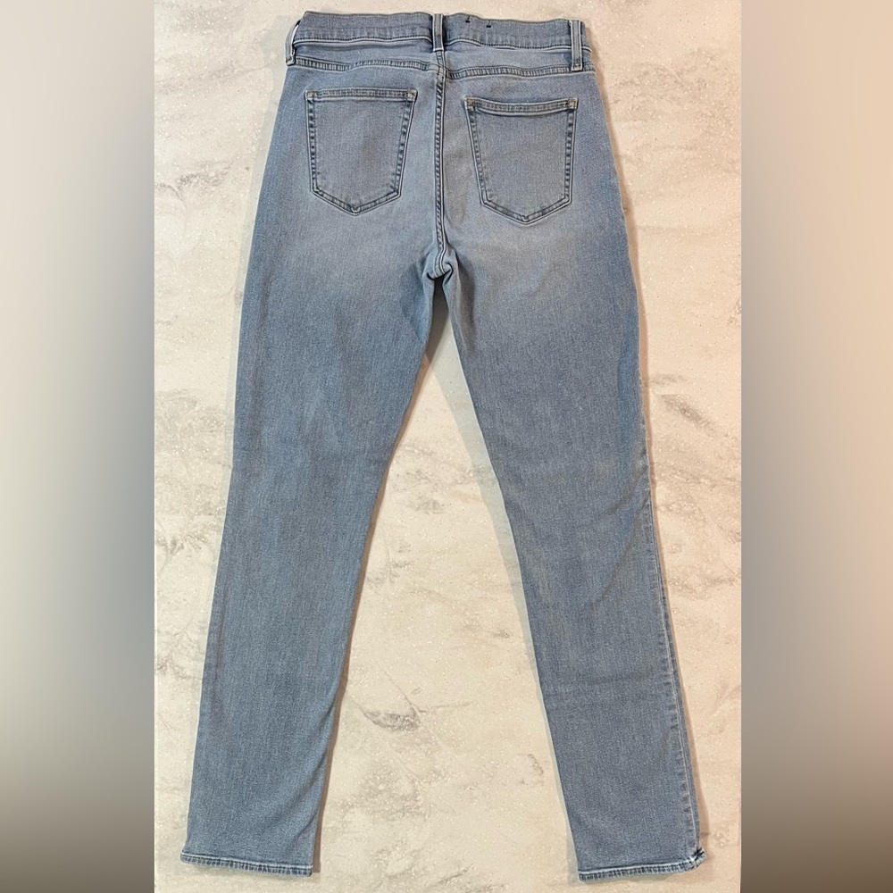 GAP Classic Straight Mid Rise Light Wash Distressed Jeans Size 30/10 Tall - Picture 4 of 5